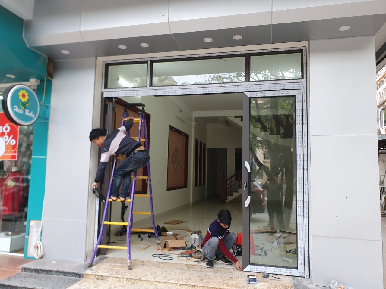 Thi công lắp đặt cửa kính cường lực khung nhôm cho mặt tiền cửa hàng
